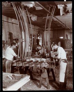 Hommes travaillant dans une usine de pianos, 1907